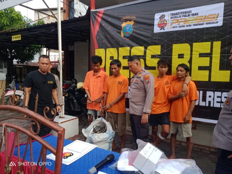 Kapolsek Medan Area Kompol Dwi Himawan Chandra SIK MM didampingi Kanit Reskrim Iptu Dr. Dian P. Simangunsong SH MH menunjukkan tersangka begal sadis M. Albi Ilham Barus (21) beserta barang bukti sepeda motor hasil kejahatan, saat konferensi pers pengungkapan kasus di Mako Polsek Medan Area, Rabu (29/10/2025).