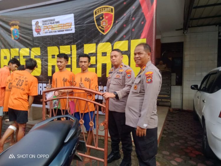 Kapolsek Medan Area Kompol Dwi Himawan Chandra SIK., MM. didampingi Kanit Reskrim dan personel Unit Reskrim saat konferensi pers pengungkapan kasus pencurian daun pintu besi, Rabu (29/10/2025) di Mapolsek Medan Area. Pelaku Joko Prayetno alias Kakek (32) terpaksa dilumpuhkan dengan tindakan tegas terukur karena melawan petugas saat ditangkap.
