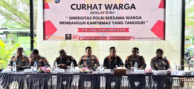 Kapolrestabes Medan Kombes Pol Dr. Jean Calvijn Simanjuntak, S.I.K., M.H. bersama Pejabat Utama (PJU) Polrestabes Medan saat melaksanakan program “Curhat Warga” bertema “Sinergitas Polri Bersama Warga Membangun Kamtibmas yang Tangguh” di TKP Corner, Jalan Seroja, Kecamatan Medan Sunggal, Kamis (30/10/2025).