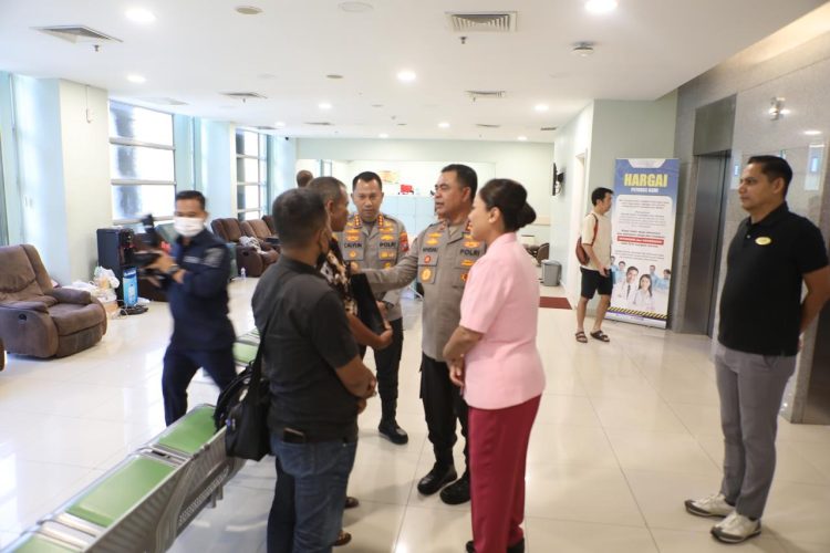 Kapolda Sumatera Utara Irjen Pol Whisnu Hermawan Februanto (tengah) didampingi Kapolrestabes Medan Kombes Pol Jean Calvijn Simanjuntak (kanan), Kompol Lengkap Suherman Siregar, S.H., dan AKBP Siti Rohani Tampubolon, berbincang hangat dengan Suratman (59), ayah Elida Delviana, di RS Colombia Asia, Jumat (31/10/2025). Kunjungan ini menjadi wujud empati dan tanggung jawab moral Polda Sumut terhadap korban.