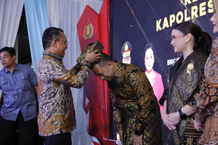 Wakil Wali Kota Medan, H. Zakiyuddin Harahap memakaikan topi tanjak Melayu lengkap dengan songketnya kepada Kombes Pol Jean Calvijn Simanjuntak.