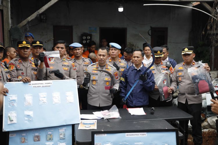 Kapolrestabes Medan Kombes Pol Dr. Jean Calvijn Simanjuntak memimpin konferensi pers di lokasi penadah Samuel Botot, Jalan Haji Anif, Kecamatan Percut Sei Tuan, Senin (3/11/2025), terkait pengungkapan 159 kasus kejahatan jalanan, premanisme, dan narkoba selama periode 25–31 Oktober 2025. Turut hadir Kasatreskrim Polrestabes Medan AKBP Bayu Putro Wijayanto, Wakasatreskrim AKP M. Ainul Yaqin, Ps Kasi Humas AKP Halashon Sihotang, Ps Kasi Propam AKP Natal Fernando Saragih, Kapolsek jajaran, personel Sat Reskrim, Sat Narkoba, dan Humas Polrestabes Medan. Dalam 22 hari, 219 tersangka berhasil diamankan, termasuk 76 orang positif narkotika jenis sabu. Barang bukti yang disita antara lain sepeda motor, handphone, senjata tajam, kabel, besi, dan sabu seberat 32,35 gram. Kapolrestabes menegaskan Samuel Botot ditindak sebagai penadah untuk memutus mata rantai kejahatan dan menciptakan keamanan bagi masyarakat Medan.