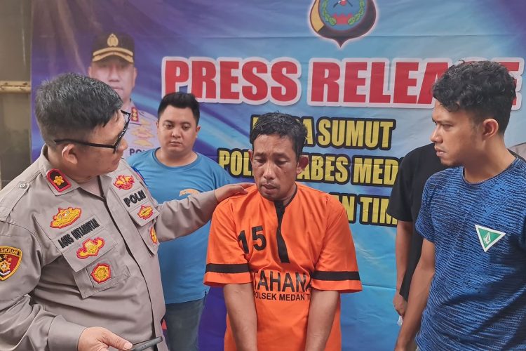 Kapolsek Medan Timur Kompol Agus M. Butarbutar bersama Kanit Reskrim Iptu Khairul Fajri Lubis mendampingi tersangka Bobby Rahman Pohan (44) saat konferensi pers di Mapolsek Medan Timur, Senin (17/11/2025). Polisi menjelaskan kronologi kasus penganiayaan yang mengakibatkan meninggalnya Erik Pohan Dabuke (59) di Jembatan Titi Gantung, Medan Timur.