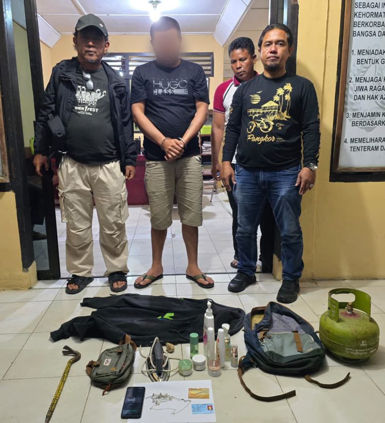 Tersangka Herry Purba diamankan petugas Tim Laser Anti Bandit Satreskrim Polres Simalungun bersama sejumlah barang bukti hasil kejahatan.