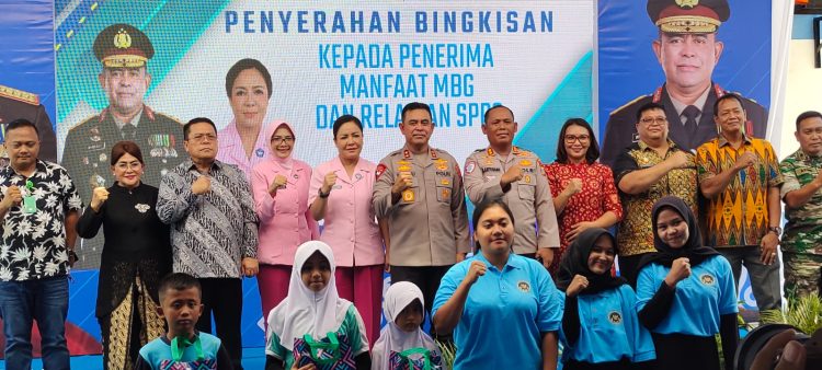 Foto Bersama Kapolda Sumut
Kapolda Sumut, Irjen Pol. Whisnu Hermawan Februanto, S.I.K., M.H., berfoto bersama Kapolres Simalungun AKBP Marganda Aritonang, S.H., S.I.K., M.M., jajaran pejabat Polres Simalungun, Ketua Bhayangkari Cabang Simalungun, serta tokoh masyarakat usai peresmian SPPG Polres Simalungun, Jumat (31/10/2025). Momen ini menegaskan komitmen Polri mendukung generasi sehat dan cerdas.
