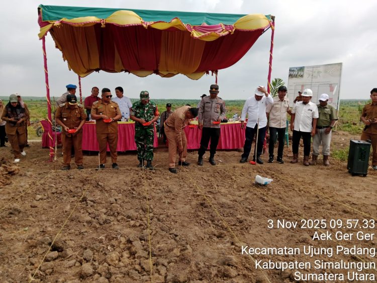 Kapolsek Bosar Maligas, diwakili Kanit Sabhara Iptu Jaya Tarigan, memantau dan mengawal kegiatan tanam perdana jagung di lahan PTPN IV Kebun Padang Matinggi, Senin (3/11/2025)