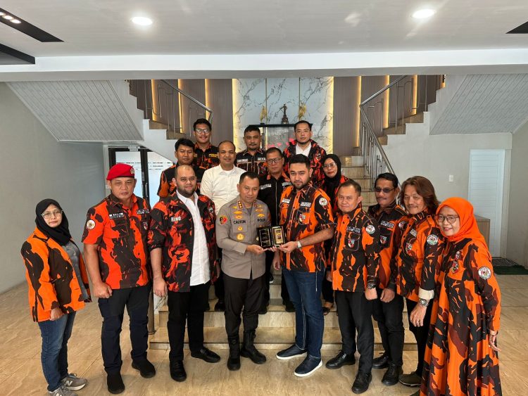 Kapolrestabes Medan Kombes Pol Dr. Jean Calvijn Simanjuntak bersama Ketua MPC PP Kota Medan Muhammad Rahmaddian Shah dan pengurus MPC PP usai audiensi di Lobby Mako Polrestabes Medan, Jalan HM Said, Medan Timur, Senin (3/11/2025).