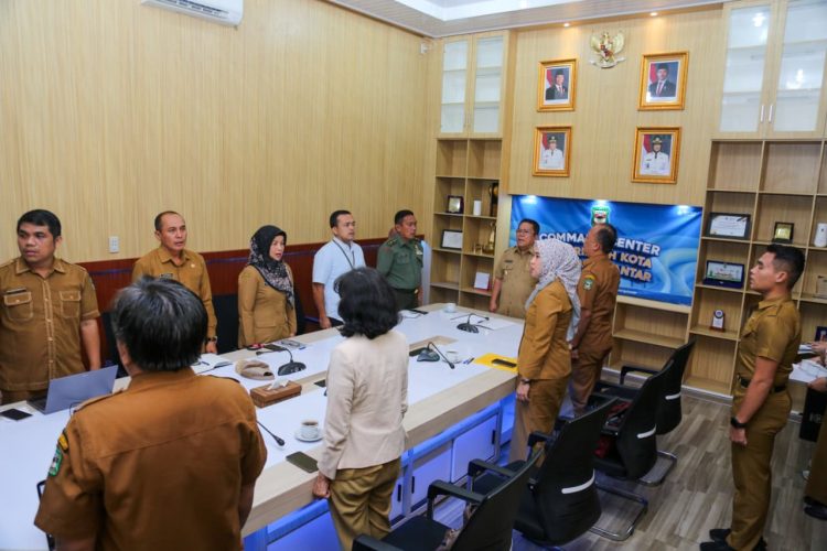 Wali Kota Pematangsiantar Wesly Silalahi SH MKn bersama Tim Pengendalian Inflasi Daerah (TPID) mengikuti Rakor Pengendalian Inflasi dan Evaluasi Dukungan Pemerintah Daerah terhadap Program 3 Juta Rumah secara virtual dari Command Center Kantor Wali Kota Pematangsiantar, Selasa (04/11/2025).