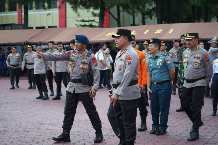 Kapolda Sumatera Utara, Irjen Pol Whisnu Hermawan Februanto, S.I.K., M.H., bersama Komandan Satuan Brimob Polda Sumut, Kombes Pol Rantau Isnur Eka, S.I.K., M.M., M.H., M.Han., meninjau kesiapan pasukan dalam Apel Kesiapsiagaan Tanggap Darurat Bencana di Lapangan KS Tubun, Mapolda Sumut.