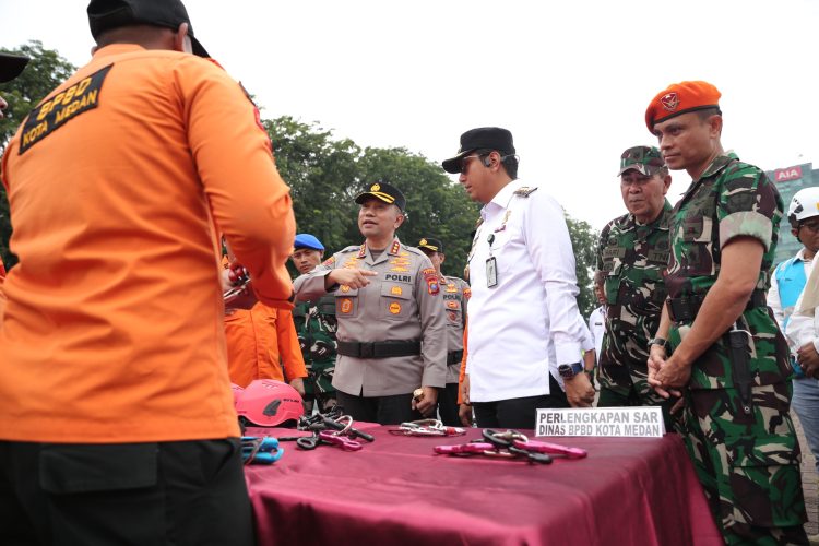 Kapolrestabes Medan, Kombes Pol Dr. Jean Calvijn Simanjuntak, S.I.K., M.H., bersama Wali Kota Medan Rico Tri Putra Bayu Waas dan unsur Forkopimda meninjau kesiapan peralatan dan kendaraan tanggap darurat usai Apel Kesiapan Tanggap Darurat Bencana Hidrometeorologi Tahun 2025 di Lapangan Benteng Medan, Rabu (5/11/2025) DHEV BAKKARA