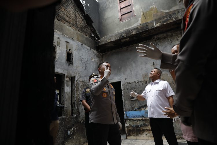 Kapolrestabes Medan Kombes Pol Dr. Jean Calvijn Simanjuntak melakukan penyelidikan lanjutan kebakaran rumah Hakim Tipikor PN Medan, Rabu (5/11/2025).