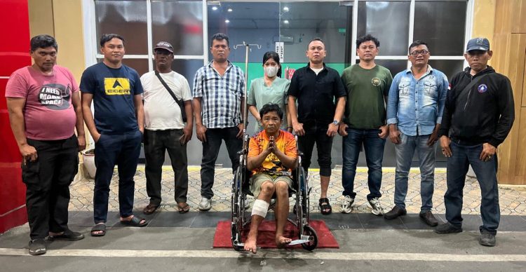 elaku Surianto alias Awi mendapat perawatan medis di RS Bhayangkara Medan usai dilumpuhkan, sebelum kemudian diamankan ke Mapolsek Medan Area.