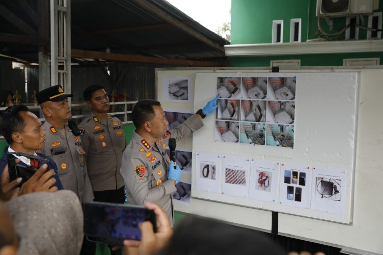Kapolrestabes Medan Kombes Pol Jean Calvijn Simanjuntak memberikan keterangan kepada wartawan saat konferensi pers di lokasi kejadian, Jalan Pendidikan, Desa Sei Rotan, Kecamatan Percut Sei Tuan, Kabupaten Deli Serdang, Rabu (12/11/2025).