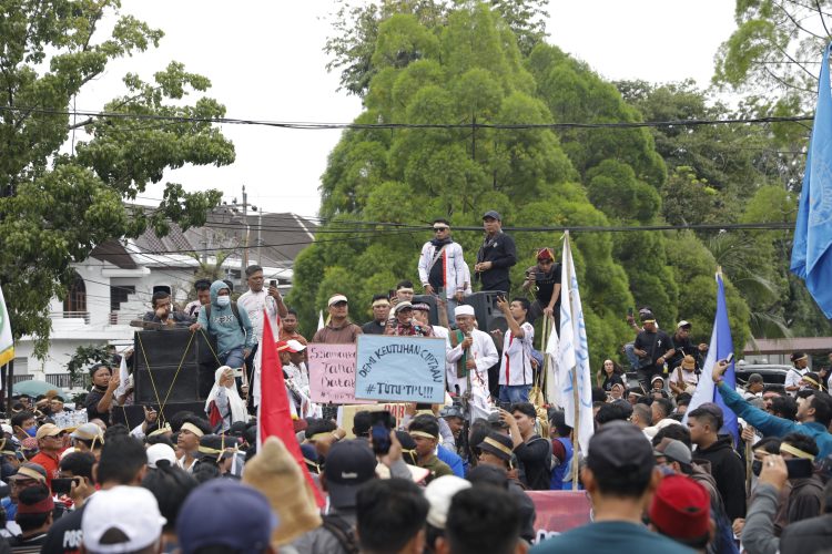 Ustadz Martono, S.H., S.Pd.I. turut hadir dalam aksi damai “Tutup PT Toba Pulp Lestari (TPL)” di depan Kantor Gubernur Sumatera Utara, Medan, Senin (10/11/2025). Dalam kesempatan itu, beliau memimpin doa secara Islam sebagai wujud kebersamaan lintas iman dan mendukung penyampaian aspirasi masyarakat secara damai dan tertib.