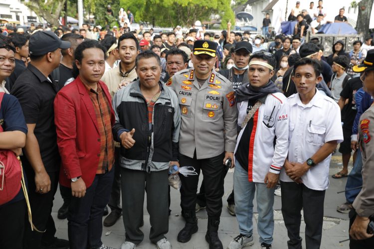 Kapolrestabes Medan Kombes Pol Dr. Jean Calvijn Simanjuntak, S.I.K., M.H. berfoto bersama perwakilan peserta aksi damai “Tutup TPL” sebagai wujud sinergi dan kebersamaan antara Polri dan masyarakat dalam menjaga situasi aman, tertib, dan damai di Kota Medan, Senin (10/11/2025).