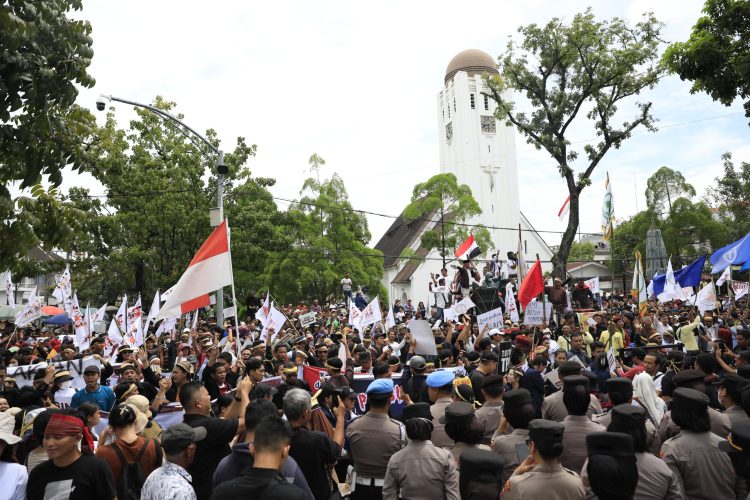 Ribuan masyarakat adat, mahasiswa, dan warga dari berbagai kabupaten di Sumatera Utara memadati Kantor Gubernur Sumut, Senin (10/11/2025), menyerukan penutupan PT. Toba Pulp Lestari (TPL). Mereka membawa spanduk dan gondang Batak sebagai simbol perlawanan atas kerusakan lingkungan di Tano Batak.
