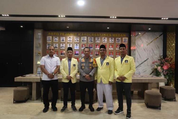 Kapolrestabes Medan Kombes Pol Dr. Jean Calvijn Simanjuntak, S.I.K., M.H., foto bersama jajaran Polrestabes Medan dan Panitia Zikir Akbar Nasional Thoriqoh Naqsyabandiyah Indonesia usai audiensi di Lobby Polrestabes Medan, Rabu (19/11/2025)