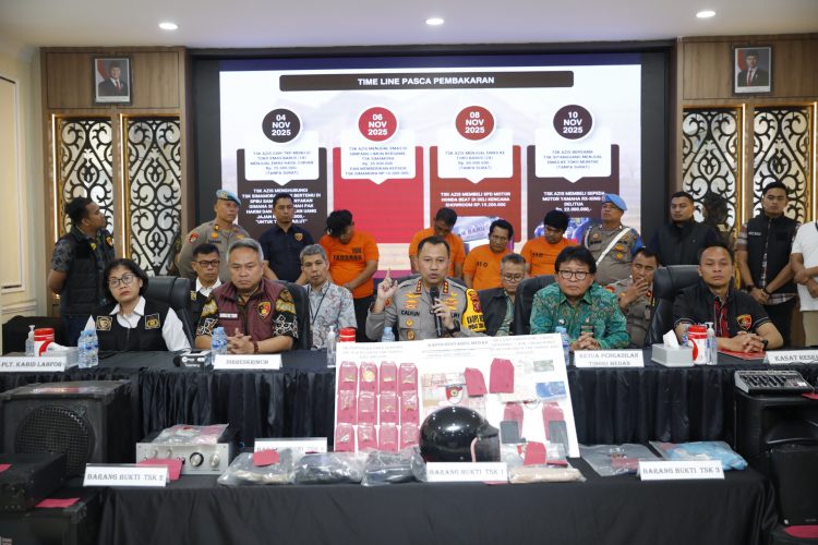 Kapolrestabes Medan, Kombes Pol Dr. Jean Calvijn Simanjuntak (tengah), memimpin konferensi pers pengungkapan kasus pembakaran rumah Hakim PN Medan, Khamozaro Waruhu, di Aula Patriatama Polrestabes Medan, Jumat (21/11/2025).
