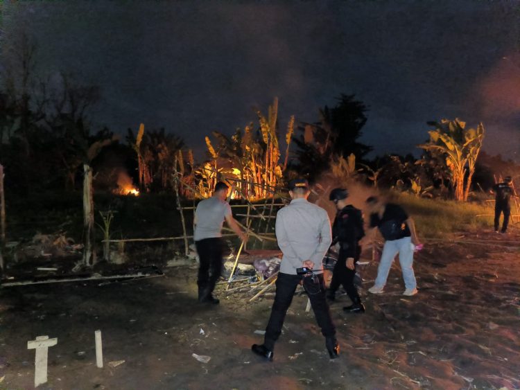 Kapolsek Sunggal Kompol Bambang G. Hutabarat bersama personel Polsek Sunggal dan BKO Sat Brimob Polda Sumut saat melakukan operasi Gerebek Sarang Narkoba di kawasan Lembah Berkah, Minggu (23/11/2025) dini hari