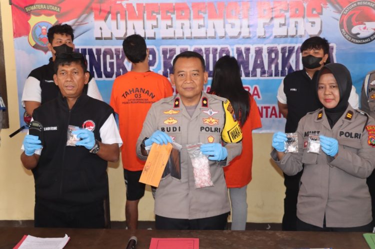 Wakapolres Kompol Budiono Saputro bersama Kasat Resnarkoba AKP Irwanta Sembiring dan Humas IPTU Agustina Triya Dewi saat press release di Mapolres Pematangsiantar.