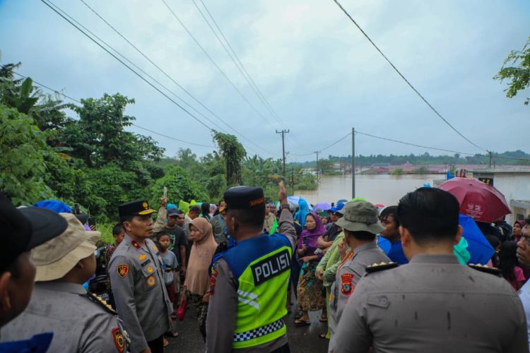 Wakapolda Sumatera Utara, Brigjen Pol Rony Samtana, meninjau langsung lokasi banjir di Perumahan Puri Indah, Marindal, Medan, Kamis (27/11/2025). Dalam kunjungan ini, Wakapolda memastikan proses evakuasi, pengamanan, dan distribusi bantuan bagi warga terdampak berjalan cepat dan tepat.