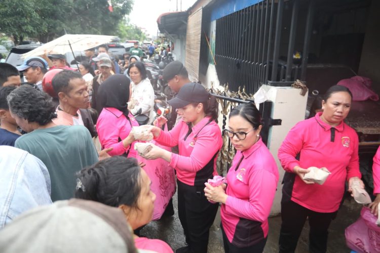 Ketua Bhayangkari Sumut Ny. Mona Whisnu Hermawan dan Ketua Bhayangkari Kota Medan Ny. Nelly Calvijn menyerahkan paket sembako kepada personel Polri dan keluarga yang terdampak banjir di Asrama Polisi Pasar Merah, Medan Denai, Jumat (28/11/ 2025).