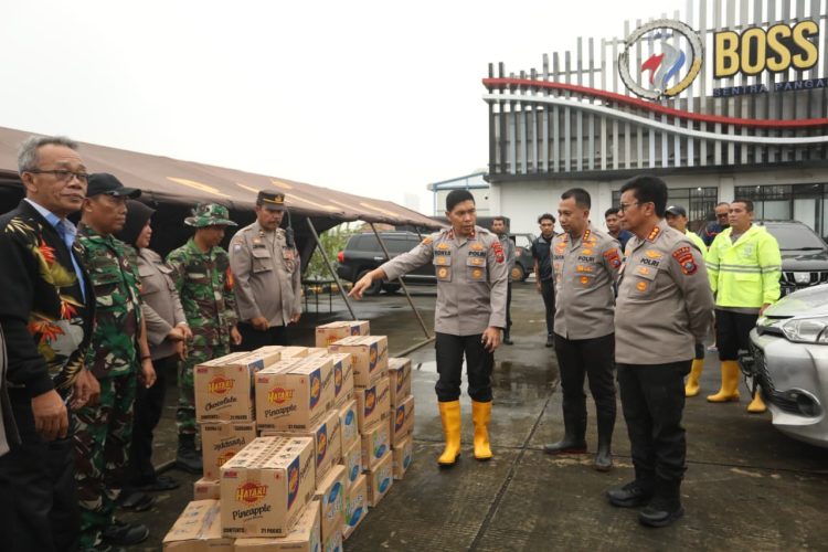 Wakapolda Sumut Brigjen Pol. Rony Samtana Tarigan  bersama Kapolrestabes Medan Kombes Pol. Dr. Jean Calvijn Simanjuntak menyerahkan bantuan logistik kepada Posko Bencana Polsek Helvetia, Jumat (28/11/2025), untuk meringankan warga terdampak banjir di Medan.
