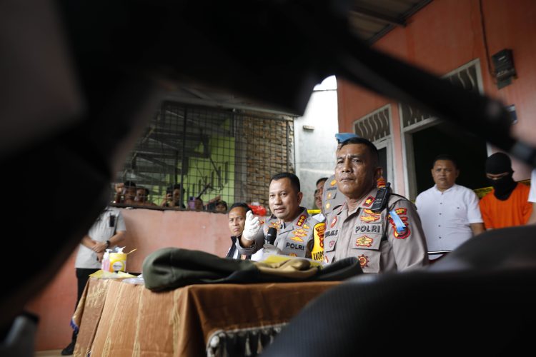 Kapolrestabes Medan Kombes Pol Dr. Jean Calvijn Simanjuntak, didampingi Kasat Reskrim AKBP Bayu Putro Wijayanto dan Kapolsek Patumbak Kompol Daulat Simamora, memberikan keterangan pers terkait kasus pembunuhan mahasiswa UMA, dalam konferensi pers di Jl. Pendidikan Gg. Rambe No.11, Desa Marindal II, Patumbak, Rabu (19/11/2025).