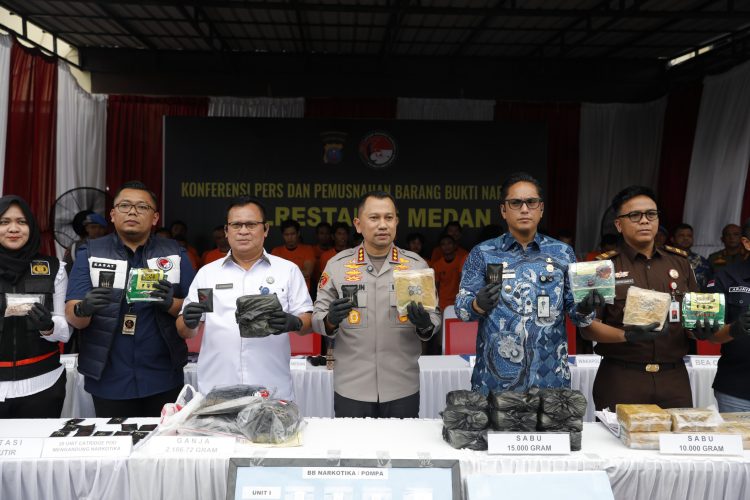 Kapolrestabes Medan Kombes Pol Dr. Jean Calvijn Simanjuntak, Wali Kota Medan Rico Tri Putra Bayu Waas, bersama jajaran pejabat dan tamu undangan menunjukkan barang bukti narkoba saat konferensi pers dan pemusnahan 50 kilogram sabu di Mapolrestabes Medan, Rabu (19/11/2025).
