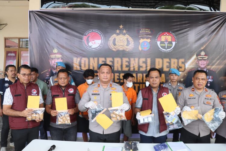 Kapolres Batu Bara AKBP Doly Nelson H.H. Nainggolan M.H. saat konferensi pers memperlihatkan sabu seberat lebih dari 1 kilogram dan Airsoft Gun Pietro Beretta yang diamankan dari tiga tersangka.