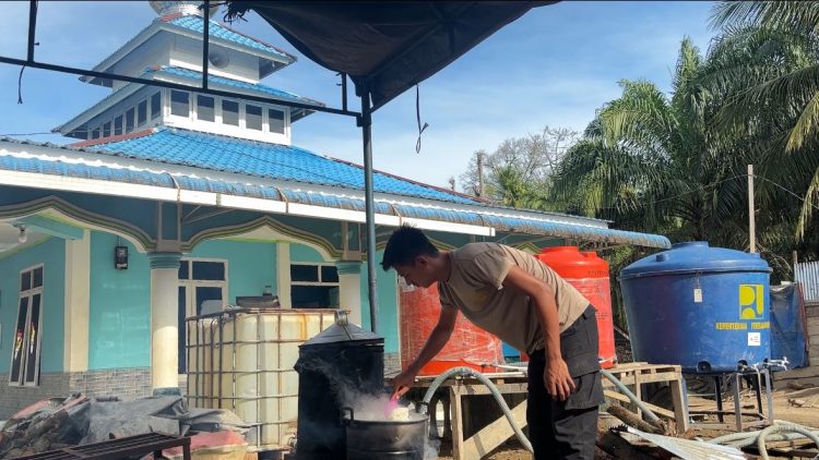 Operasi Aman Nusa II, Brimob Polda Sumut Bersihkan Masjid dan Buka Dapur Lapangan di Tapsel
