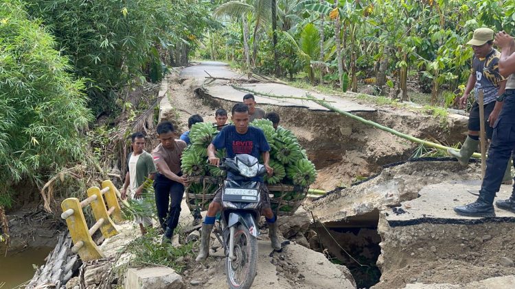 Brimob Polda Sumut Bangun Jembatan Darurat di Pelosok Tapsel, Harapan Warga Kembali Terhubung