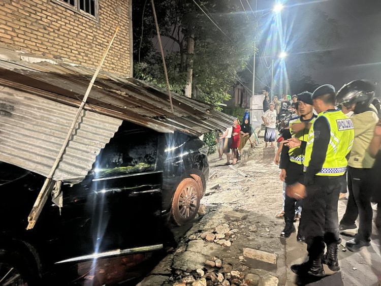 Mobil Hilang Kendali Tabrak Bengkel di Depan Mako Brimob, Personel Bergerak Cepat Amankan Lokasi