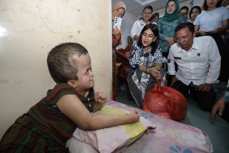 Wali Kota Wesly Silalahi dan Ketua TP PKK Ny Liswati Hadir untuk Warga, Pemko Pematangsiantar Beri Bantuan kepada Penderita Hydrocephalus di Kelurahan Kahean