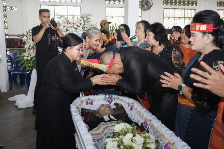 Wali Kota Wesly dan Ketua TP PKK Liswati Sampaikan Duka, Pemko Pematangsiantar Melayat Pdt Edison Simanjuntak