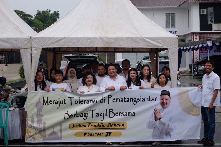Bukti Nyata Gen-Z Miliki Toleransi Tinggi, Joshua Siahaan Berbagi Takjil di Siantar