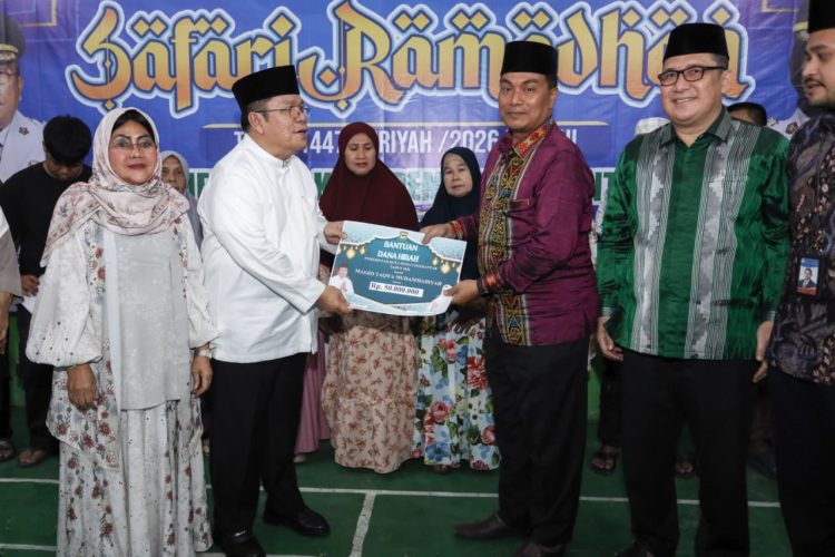 Wesly Silalahi Serahkan Hibah Rp50 Juta untuk Masjid Taqwa Muhammadiyah di Safari Ramadhan Pemko Pematangsiantar