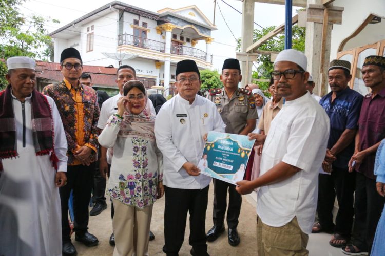 Safari Ramadhan hari ketiga, Wesly Silalahi serahkan santunan dan hibah untuk Masjid Amaliyah