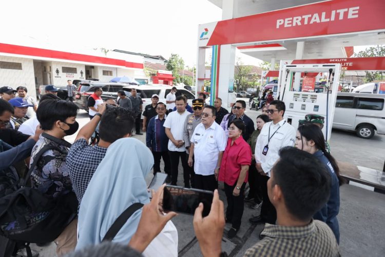 Pantau Pasar dan SPBU, Wali Kota Wesly Pastikan Stok Pangan dan BBM Cukup