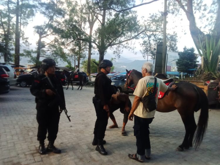 Pastikan Keamanan Wisatawan, Brimob Sumut Intensifkan Patroli Kamtibmas di Gundaling Berastagi dalam Ops Ketupat Toba 2026