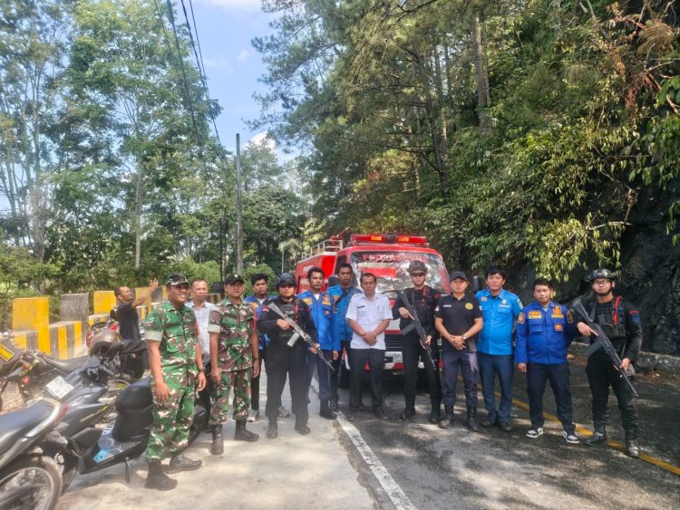 Brimob Sumut Turun Tangan Padamkan Karhutla dan Amankan Jalur Siborongborong–Parapat