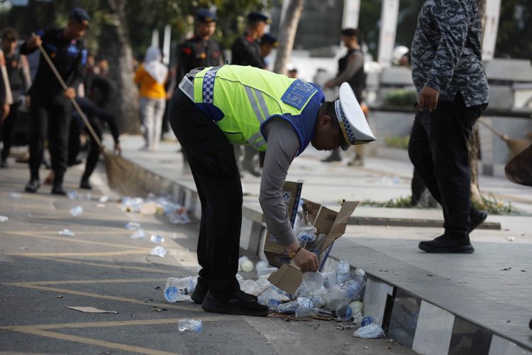 Usai Massa Bubarkan Diri, Polisi Langsung Bersihkan Sampah di Kantor Gubernur Sumut
