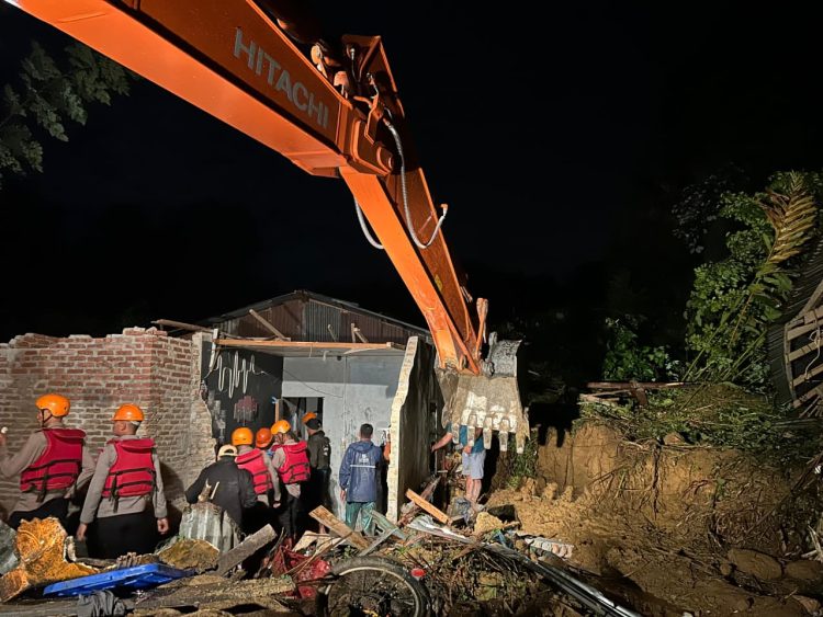 Dini Hari Mencekam, Brimob Sumut Terjang Longsor Sembahe Demi Selamatkan Nyawa”