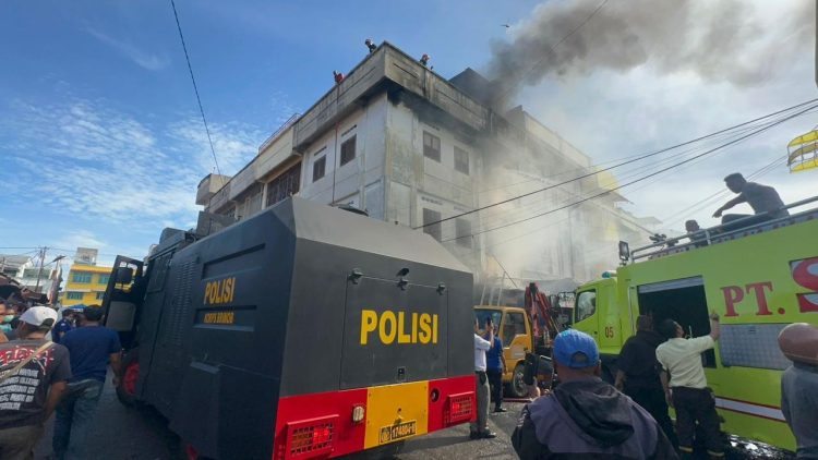 Gerak Cepat Brimob Sumut! AWC Diterjunkan, Kebakaran Ruko di Pematangsiantar Berhasil Dikendalikan Tanpa Korban Jiwa