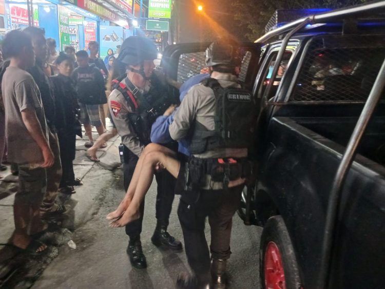Brimob Polda Sumut Evakuasi Korban Kecelakaan di Jalan William Iskandar