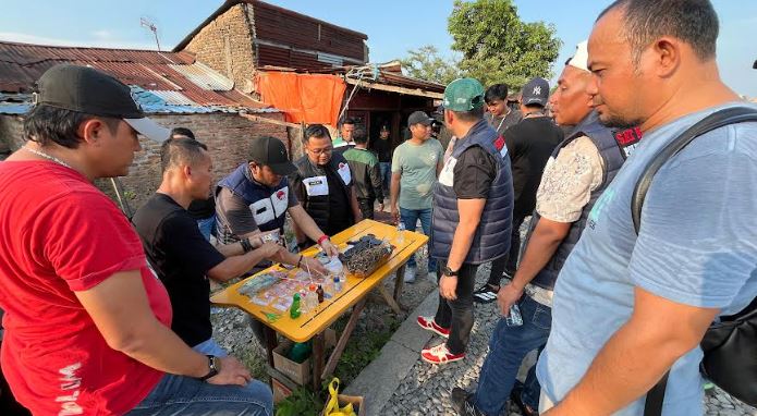 Polrestabes Medan Hancurkan Lapak Narkoba di Rel KA Tembung, 4 Pelaku Ditangkap