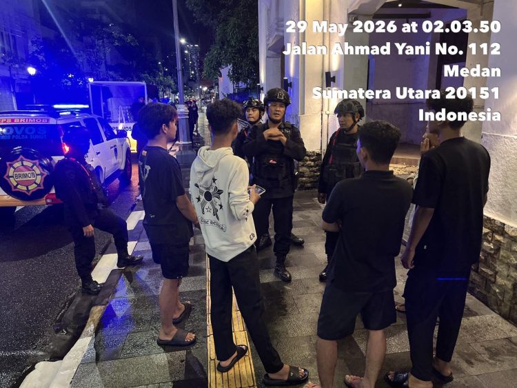 Patroli Humanis Brimob Sumut Jaga Malam Kota Medan, Rangkul Warga dan Hidupkan UMKM