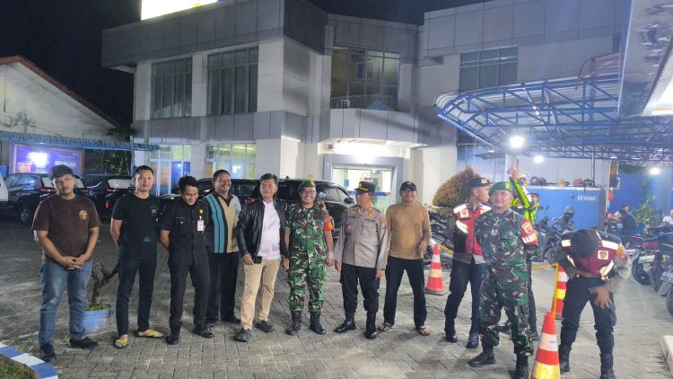 Di Tengah Blackout Sumatera Utara, Sinergitas TNI-Polri Menjaga Malam Kota Sibolga Tetap Kondusif