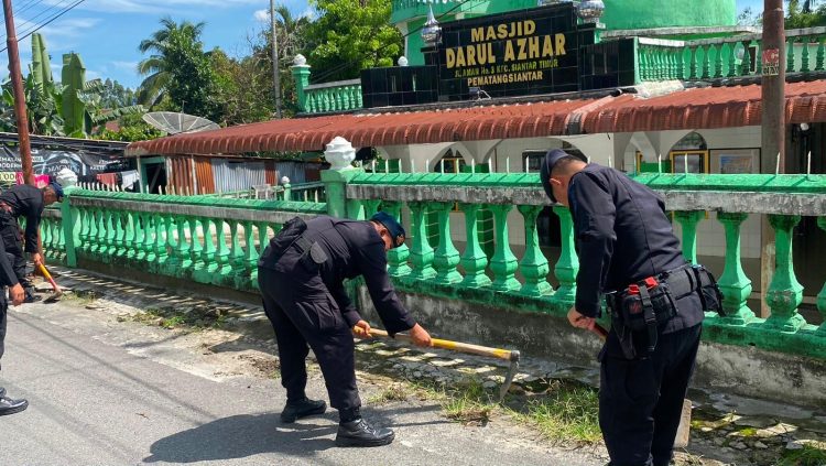 Jumat Berkah Brimob Sumut, Hadirkan Kepedulian dan Kehangatan di Masjid Darul Azhar