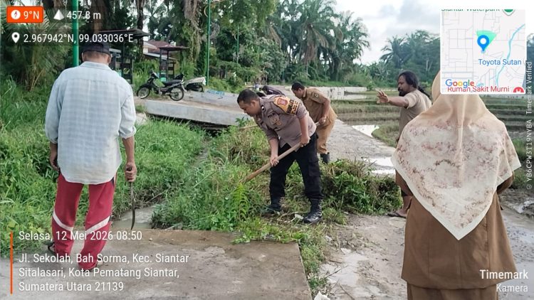 Sinergi Tiga Pilar dan Warga, Polsek Siantar Martoba Gotong Royong Bersihkan Drainase di Kawasan Wisata Sawah